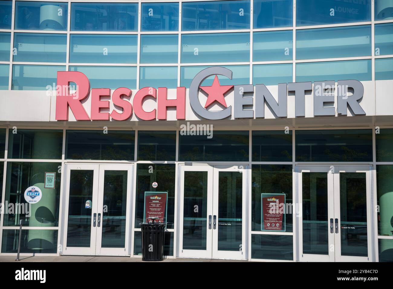 Green Bay, WI - 17 septembre 2024 : L'entrée de l'arène Resch Center qui accueille des événements sportifs, théâtraux et concerts Banque D'Images