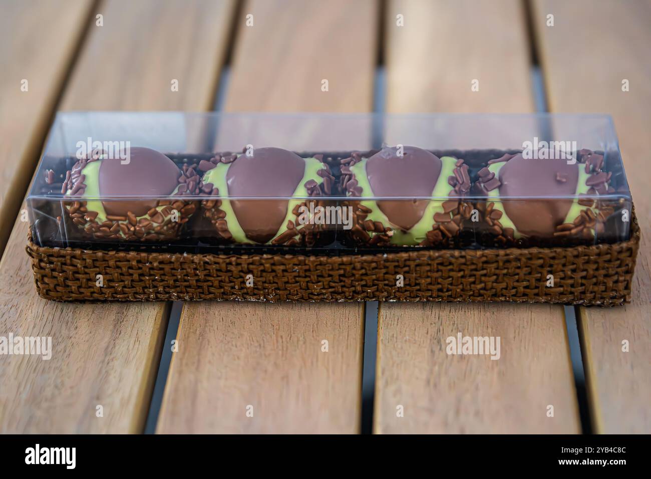 Un paquet de chocolats aux pralinés artisanaux de châtaigne, une spécialité saisonnière faite uniquement à l'automne à Zurich, en Suisse Banque D'Images