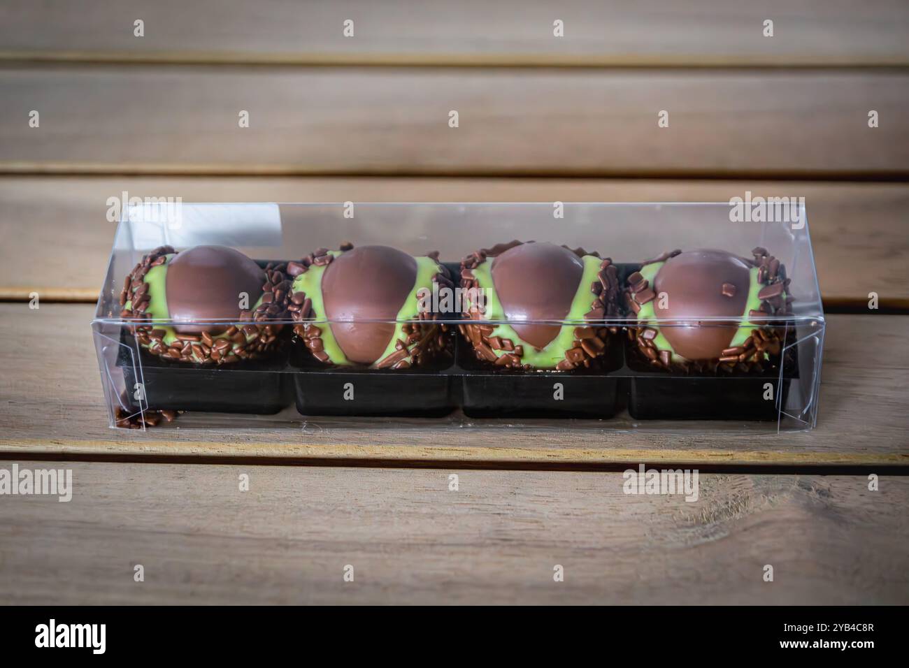 Un paquet de chocolats aux pralinés artisanaux de châtaigne, une spécialité saisonnière faite uniquement à l'automne à Zurich, en Suisse Banque D'Images