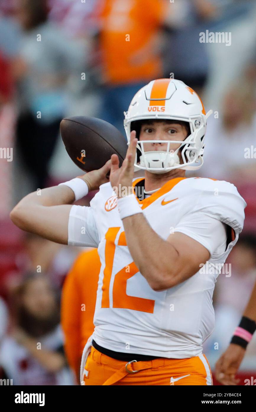 FAYETTEVILLE, AR - OCTOBER 05: Tennessee Volunteers quarterback Jake Merklinger (12) before the college football game between the Tennessee Volunteers and Arkansas Razorbacks on October 5, 2024, at Donald W. Reynolds Razorback Stadium in Fayetteville, Arkansas. (Photo by Andy Altenburger/Icon Sportswire) (Icon Sportswire via AP Images) Banque D'Images