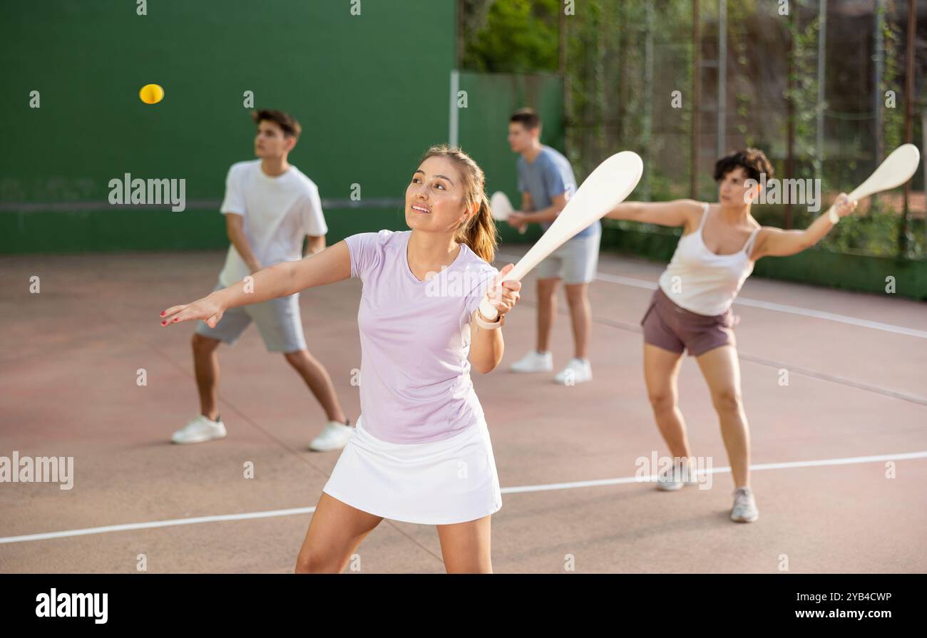 Femme basque pelote joueur frapper balle avec raquette en bois Banque D'Images