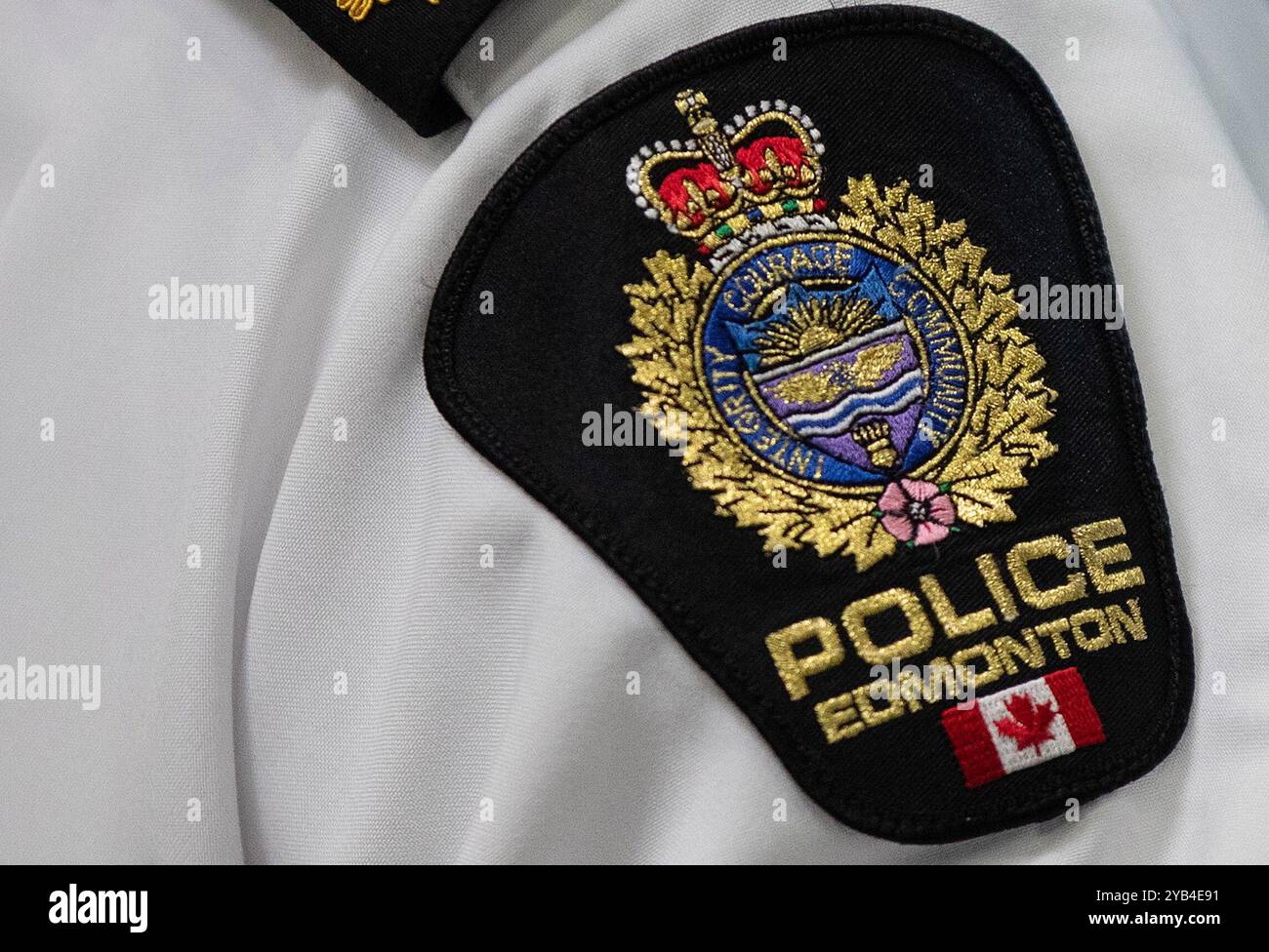 Edmonton, Canada. 23 avril 2024. Un insigne d'épaule du Service de police d'Edmonton à Edmonton le mardi 1er août 2023. Un homme d'Edmonton a été accusé après qu'un piéton sur un pont marchant a été mortellement heurté par un vélo tout-terrain électrique la semaine dernière. Crédit : la presse canadienne/Alamy Live News Banque D'Images