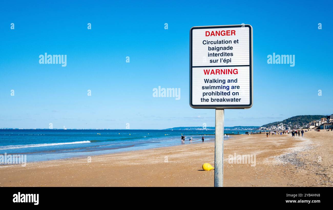 Cabourg, Colleville-sur-mer, France, panneau d'avertissement sur une plage, éditorial seulement. Banque D'Images