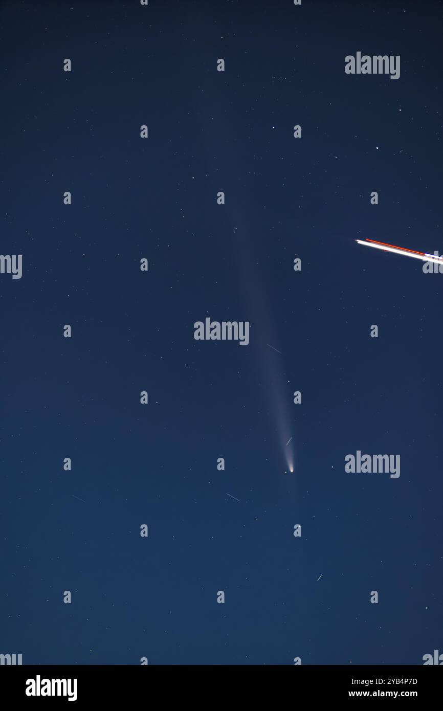 Saratoga, Californie, États-Unis. 15 octobre 2024 cinq satellites en train de sillonner et un avion de ligne au départ de l'aéroport international de San Francisco croisent la Comet C/2023 A3 Tsuchinshan-ATLAS dans le ciel au-dessus des montagnes de Santa Cruz en Californie du Nord. Avec la constellation croissante de satellites en orbite autour de la Terre, l'observation d'objets célestes est devenue plus difficile. Crédit : David Elkins/Alamy Live News Banque D'Images