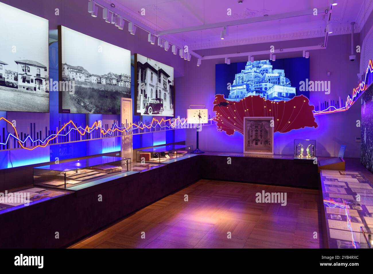 ISTANBUL, TURQUIE - 13 OCTOBRE 2024 : Musée Türkiye İş Bankası, exposition spéciale pour le 100e anniversaire de İşbank. İŞ Bank est la première banque de t Banque D'Images ISTANBUL, TURQUIE - 13 OCTOBRE 2024 : Musée Türkiye İş Bankası, exposition spéciale pour le 100e anniversaire de İşbank. İŞ Bank est la première banque de t Banque D'Images