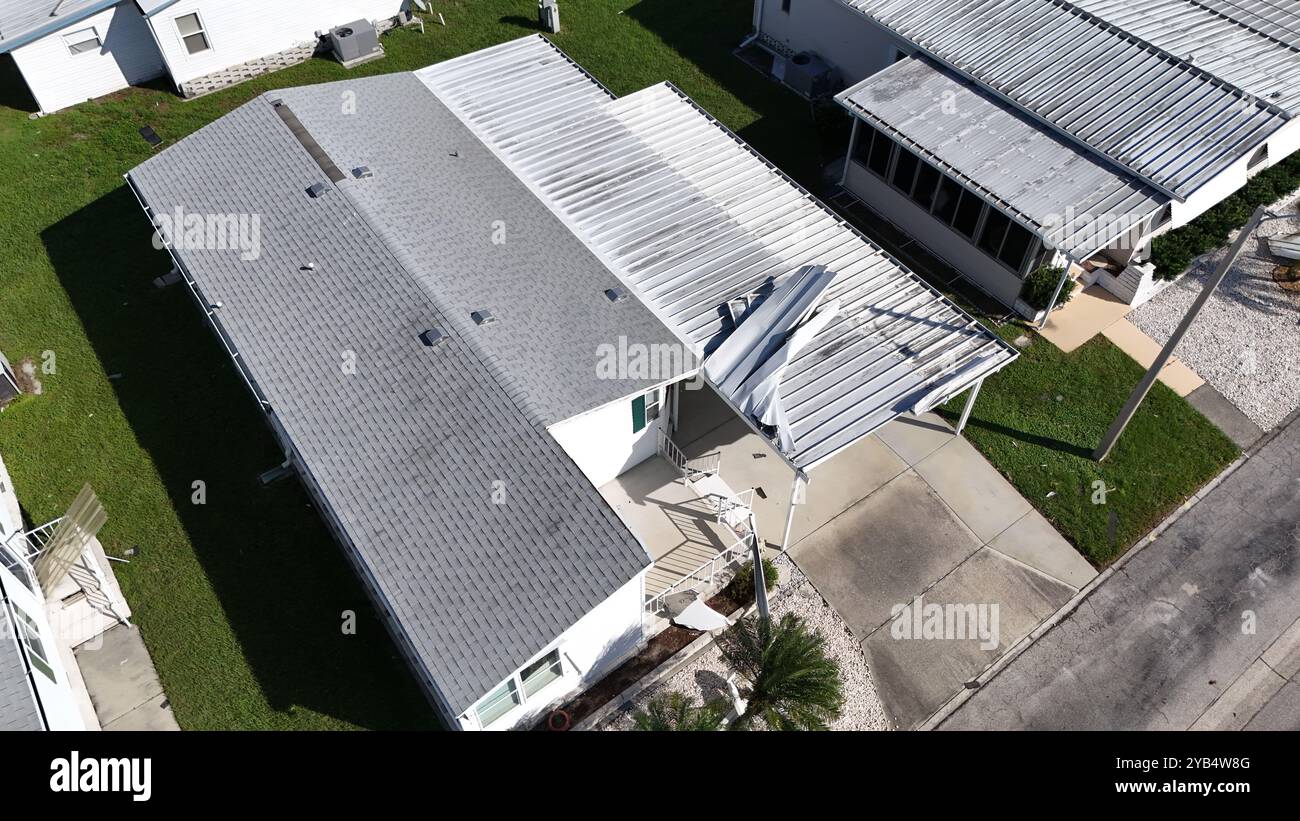 L'ouragan Milton a endommagé une maison mobile à Palmetto, en Floride Banque D'Images