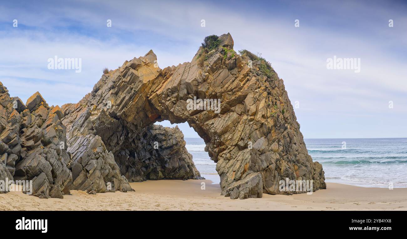 Formation d'arche rocheuse naturelle sur sable avec mer et ciel bleu à mars Bluff sur le sentier Cape Queen Elizabeth, Bruny Island, Tasmanie, Australie Banque D'Images