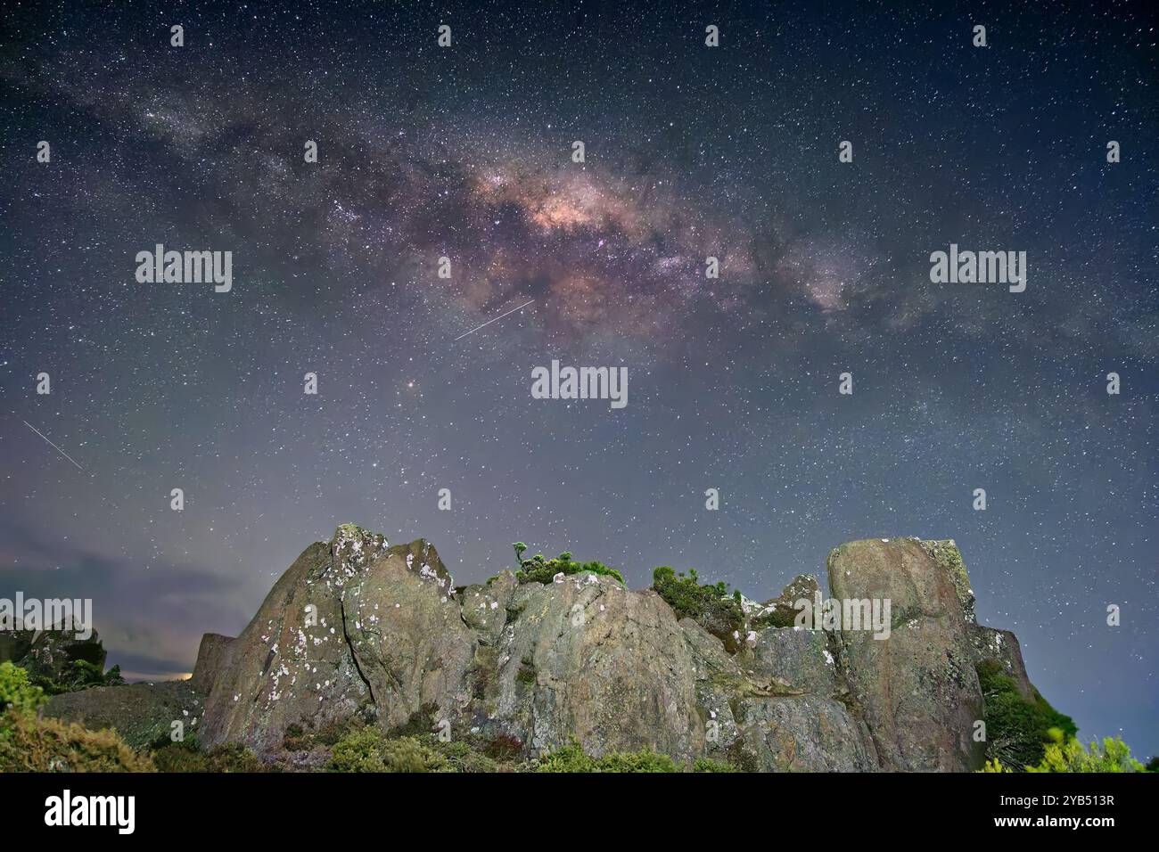 Centre galactique de la voie lactée capturé la nuit avec un affleurement rocheux au premier plan sur le mont Wellington, Hobart, Tasmanie, Australie Banque D'Images