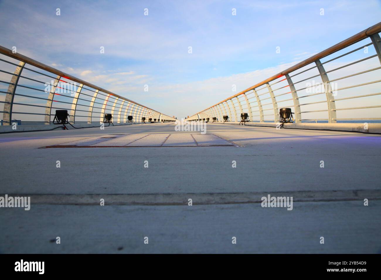 Pressetermin am Mittwoch 16.10.2024 in Prerow Vorpommern Rügen zur Einweihung der längsten Seebrücke im Ostseeraum U. den neuen örtlichen Inselhafen. Der Hafen entstand als Ersatzhafen für den Nothafen Darßer Ort der mittlerweile geschlossen wurde. Dieser War in den zurückliegenden Jahren immer wieder versandet und musste ausgebaggert werden. Entrepôt Dadurch à regelmäßigen Abständen hohe Kosten entstanden. Infolge hatte sich das Land MV dazu entschlossen, Am Standort der örtlichen Seebrücke einen Neubau zu errichten. Zu diesem gehört nun auch eine neue Seebrücke die eine Länge von 720 Meter und Banque D'Images