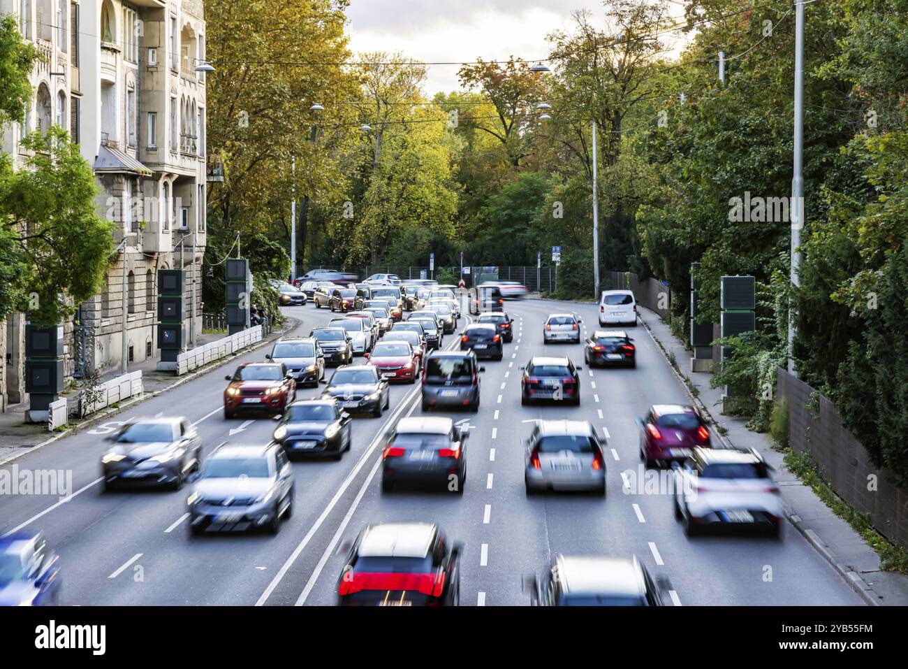 Trafic urbain aux heures de pointe, route fédérale B14 à six voies à Neckartor à Stuttgart, Bade-Wuerttemberg, Allemagne, Europe Banque D'Images
