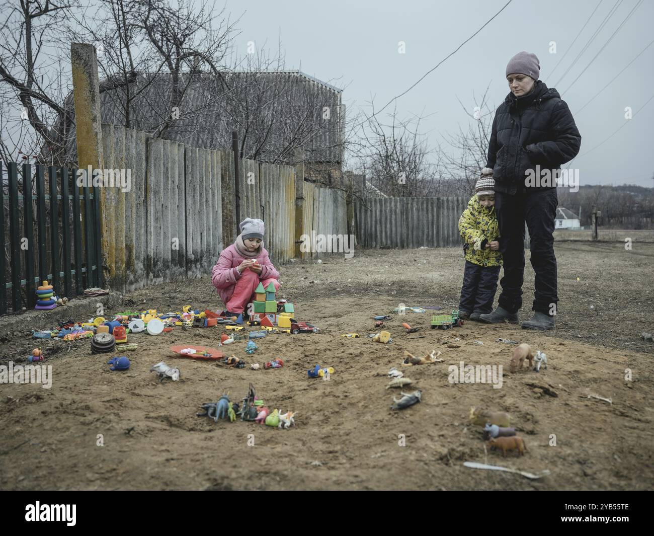 Sveta (27 ans) aimerait fuir avec ses enfants Polya (9 ans) et Artyom (3 ans) à cause des fréquentes grèves, mais elle ne sait pas où aller. Jusqu'à présent, sh Banque D'Images