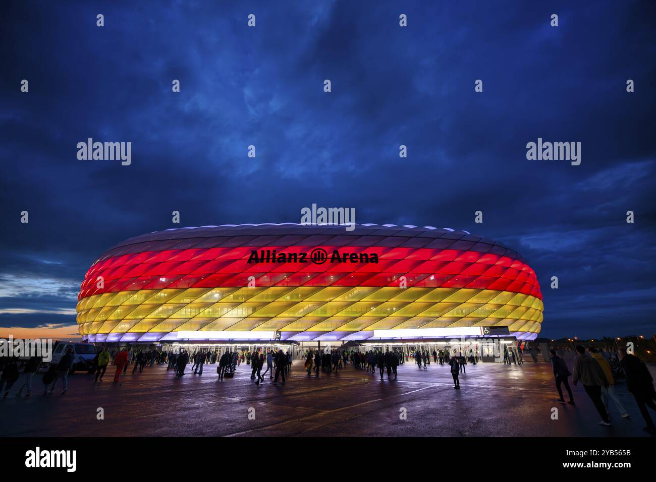 Tir de nuit, stade, illuminé, illuminé, aux couleurs nationales allemandes, noir-rouge-or, match international de l'UEFA Nations League Allemagne vs Netherl Banque D'Images