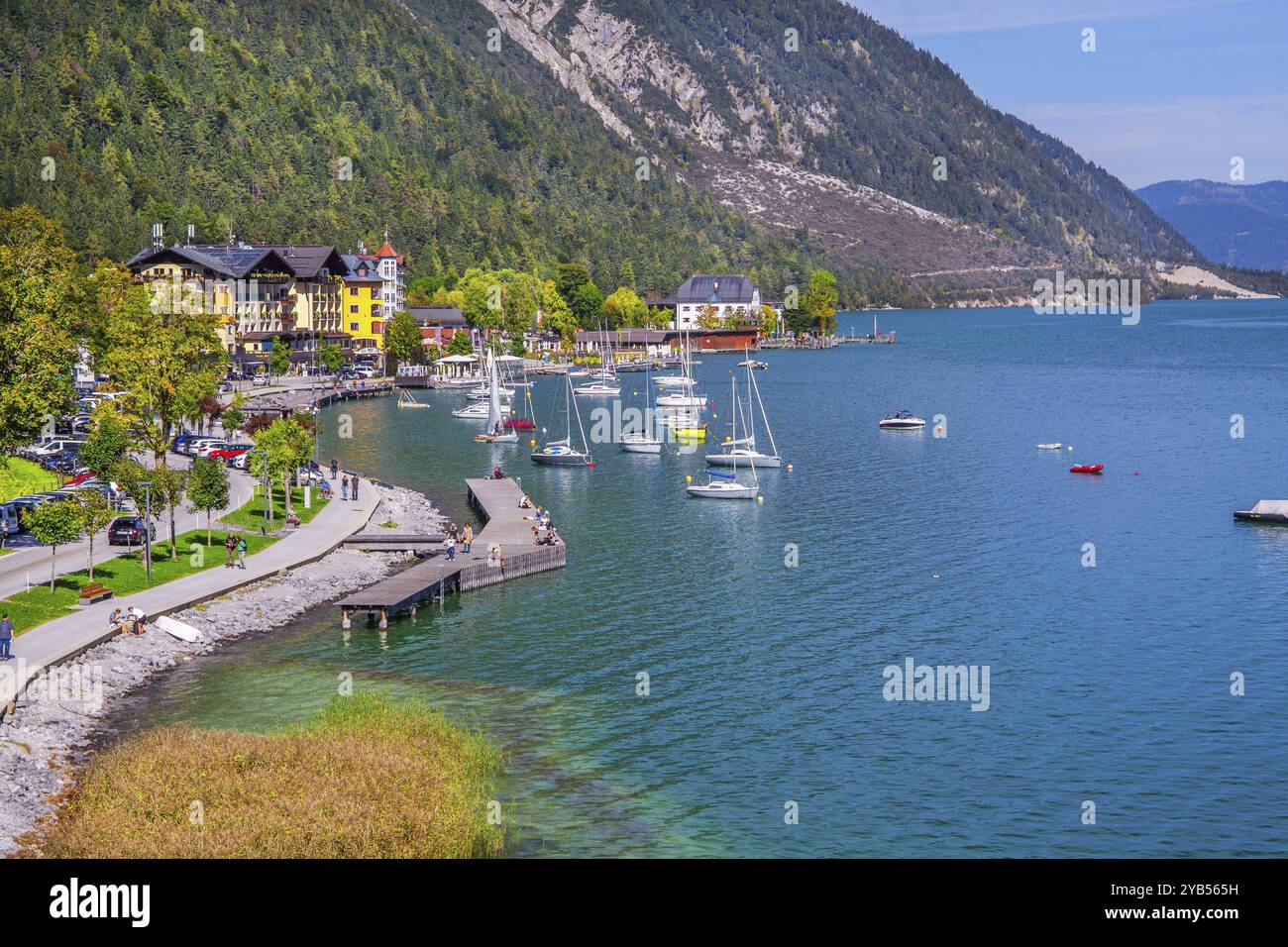 Promenade au bord du lac avec village, Pertisau, Achensee, Tyrol, Autriche, Europe Banque D'Images