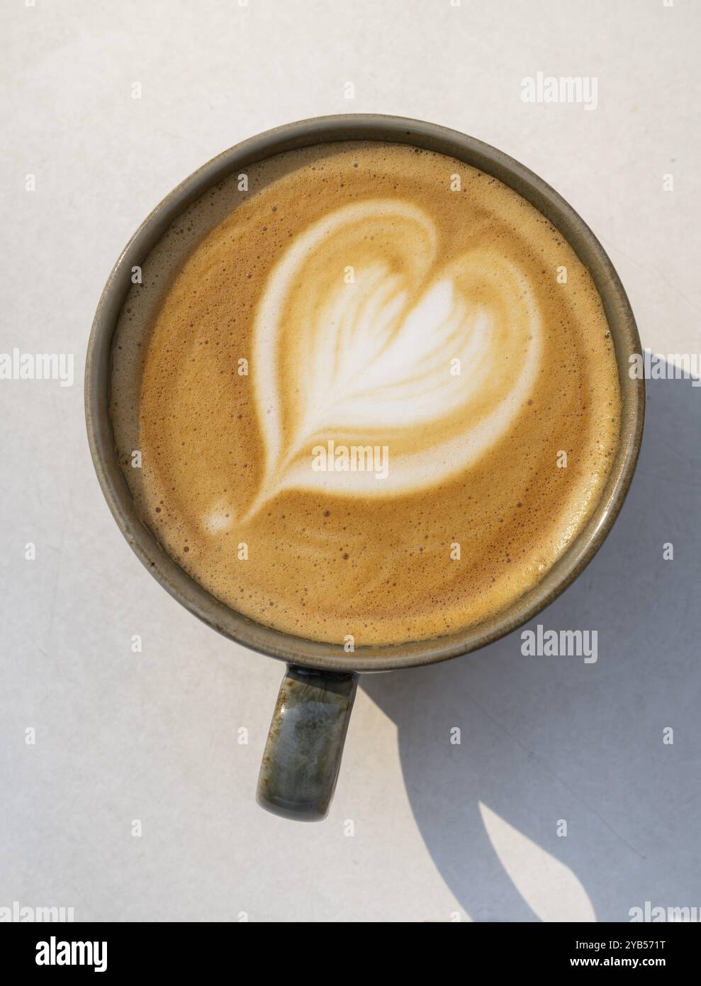 Cappuccino avec motif coeur dans la crème, tasse à café sur fond clair, Copenhague, Danemark, Europe Banque D'Images