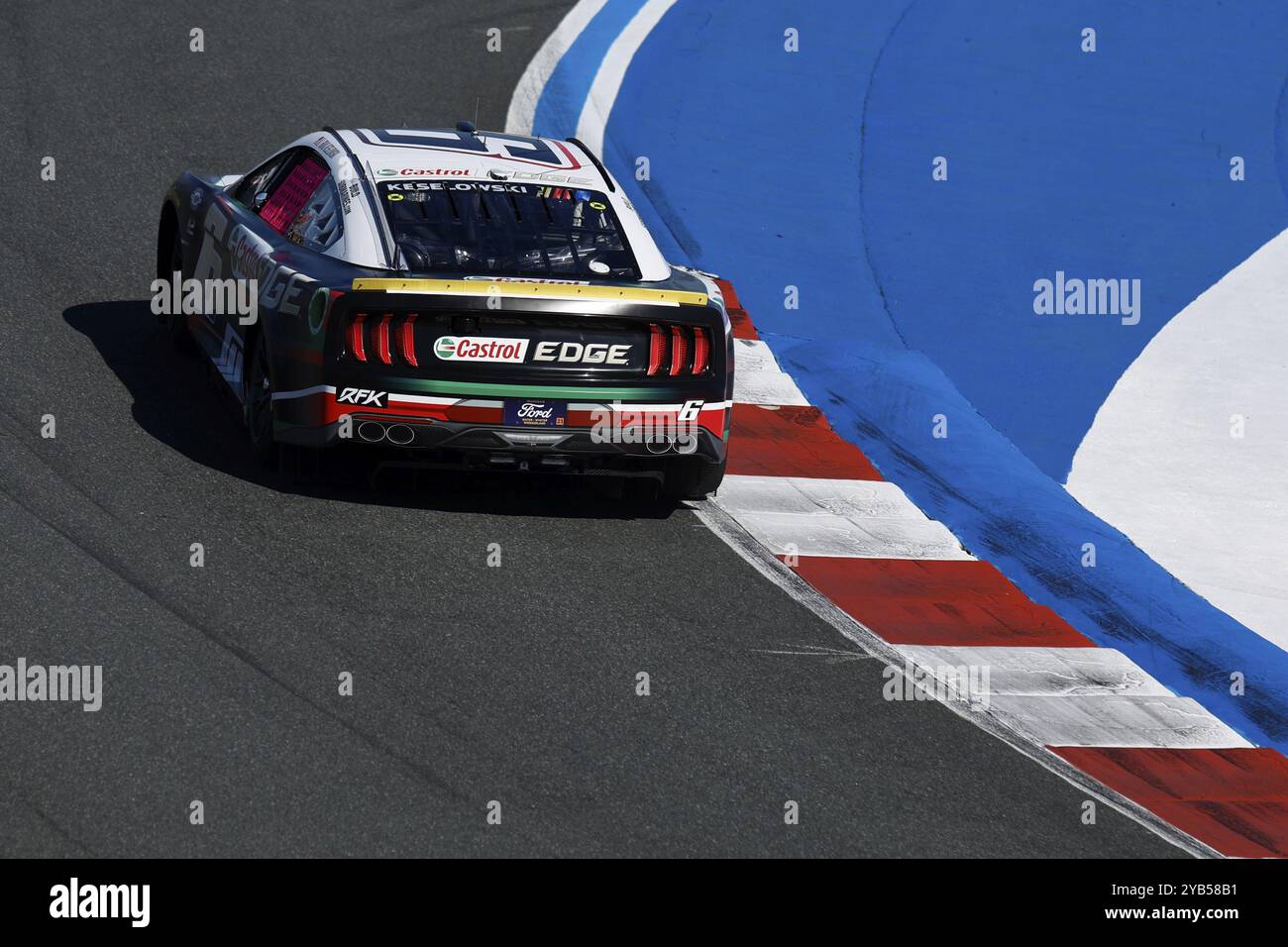 Brad Keselowski (6) pilote de la NASCAR Cup Series court pour la Bank of Amercia ROVAL 400 au Charlotte Motor Speedway à Concord NC Banque D'Images