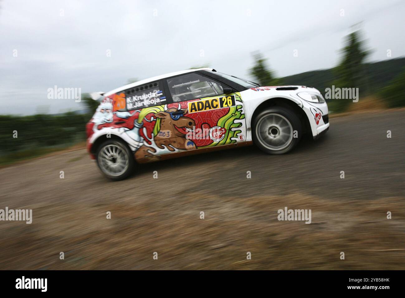 Trèves, Allemagne, 21 août 2011, Karl Kruuda et son copilote Martin Jaerveoja dans leur Skoda Fabia S2000 au Rainy SS16 (Moselwein 1) du WRC A. Banque D'Images