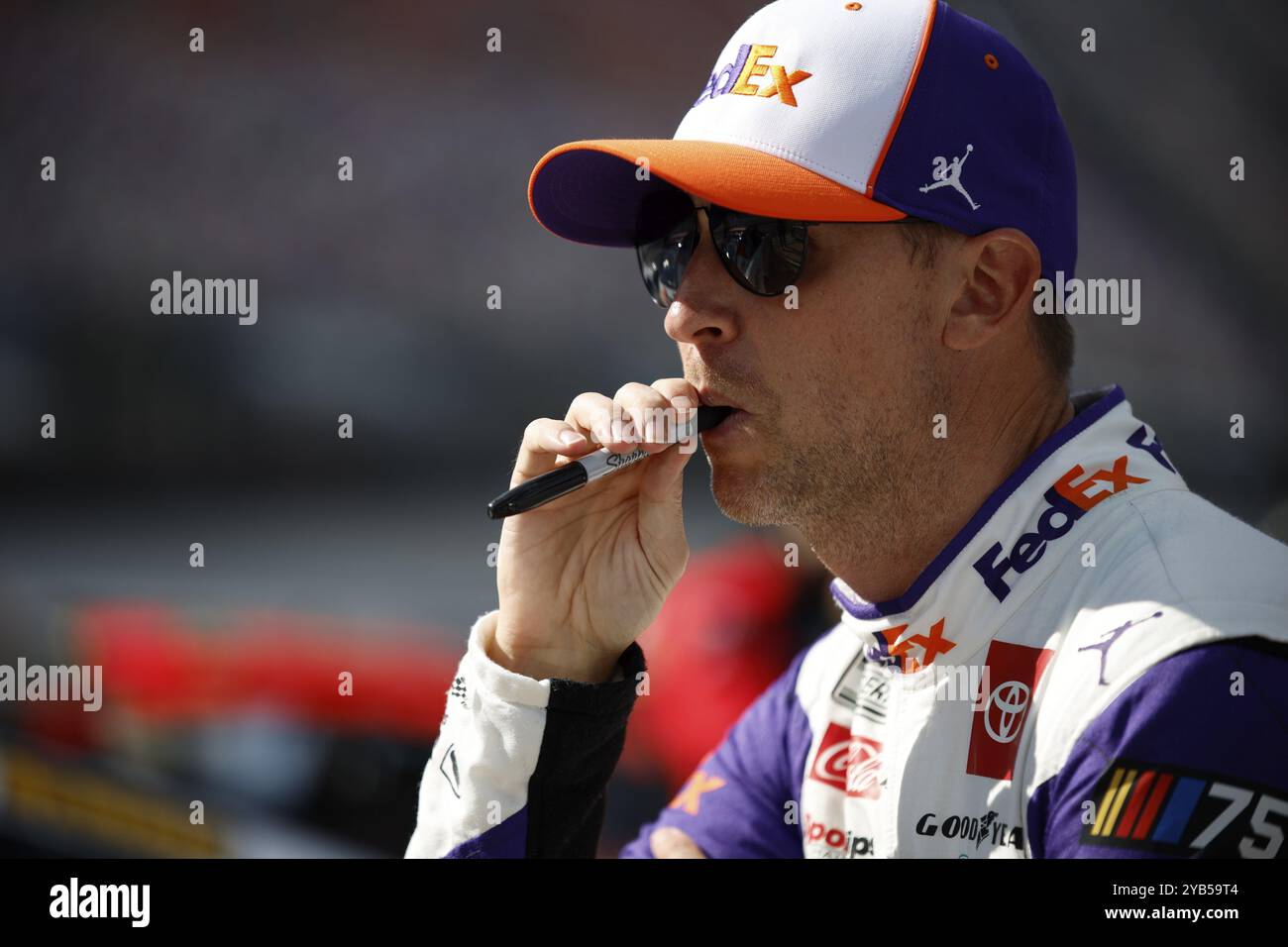 Pilote de la NASCAR Cup Series, Denny Hamlin (11) prend la piste pour s'entraîner pour la Bass Pro Shops Night Race au Bristol Motor Speedway à Bristol Banque D'Images