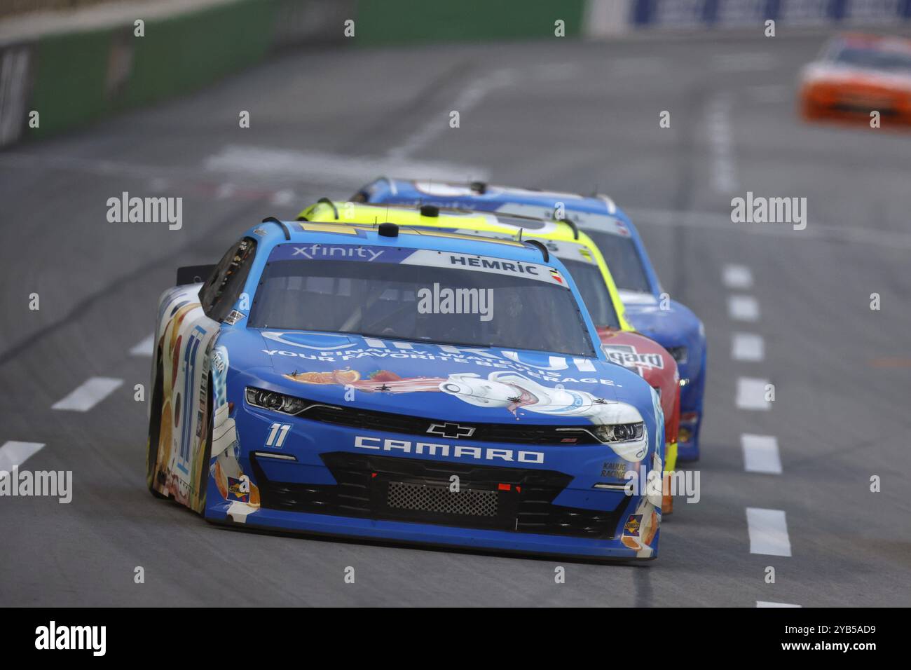 Pilote NASCAR Xfinty, Daniel Hemric (11 ans) court sur le tronçon avant pour les uniformes Alsco 250 à l'Atlanta Motor Speedway à Hampton GA Banque D'Images