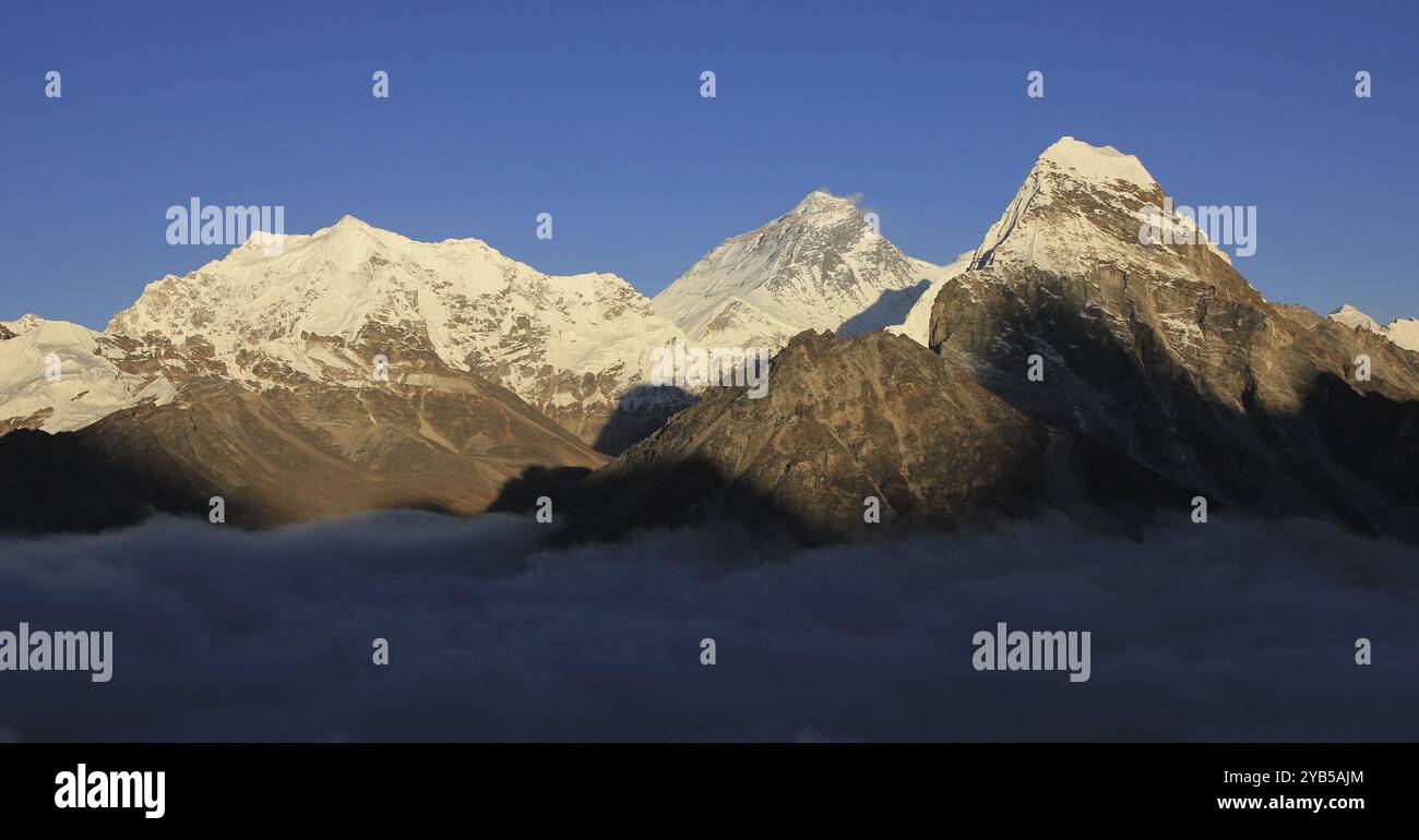 Mont Everest et mer de brouillard un jour d'automne, Népal, Asie Banque D'Images