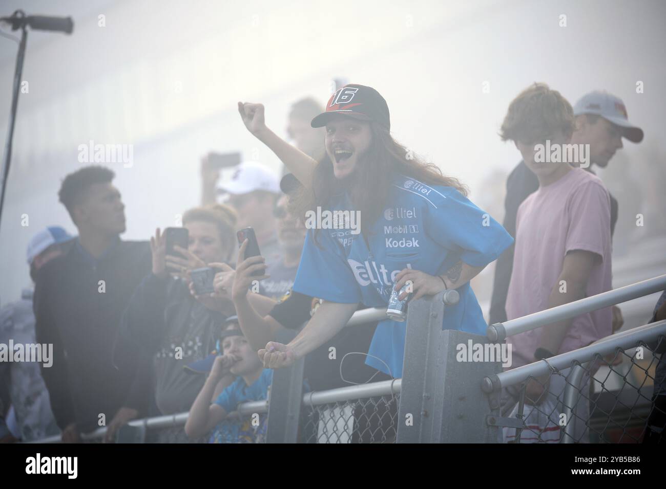Le pilote NASCAR Cup Series AJ Allmendinger (16 ans) remporte la Bank of Amercia ROVAL 400 au Charlotte Motor Speedway à Concord NC Banque D'Images