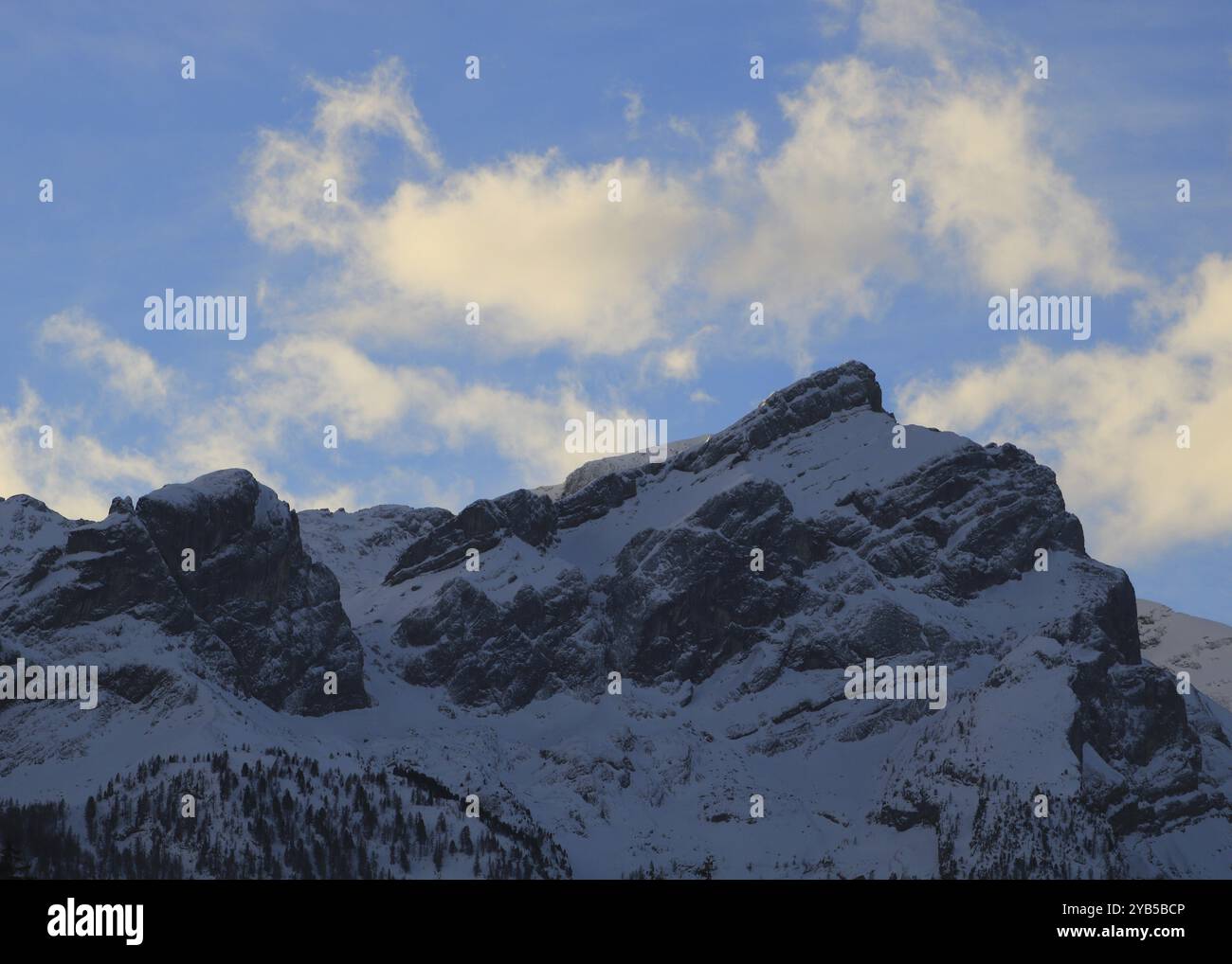 Soleil Li nuages au-dessus du mont Schluchhore en hiver Banque D'Images