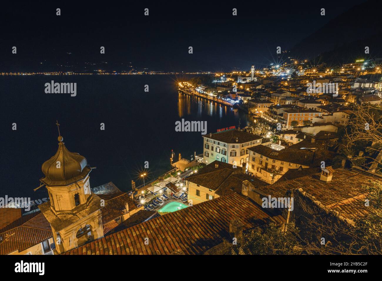 Destination de voyage préférée, Limone sur le lac de Garde de nuit, Brescia, Lombardie, Italie, Europe Banque D'Images