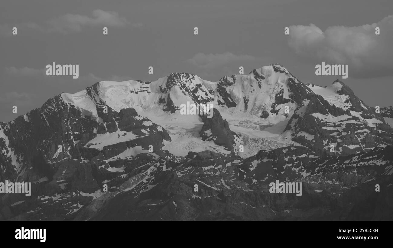 Image monochrome de la chaîne Bluemlisalp vue de Niesen Kulm, Suisse, Europe Banque D'Images