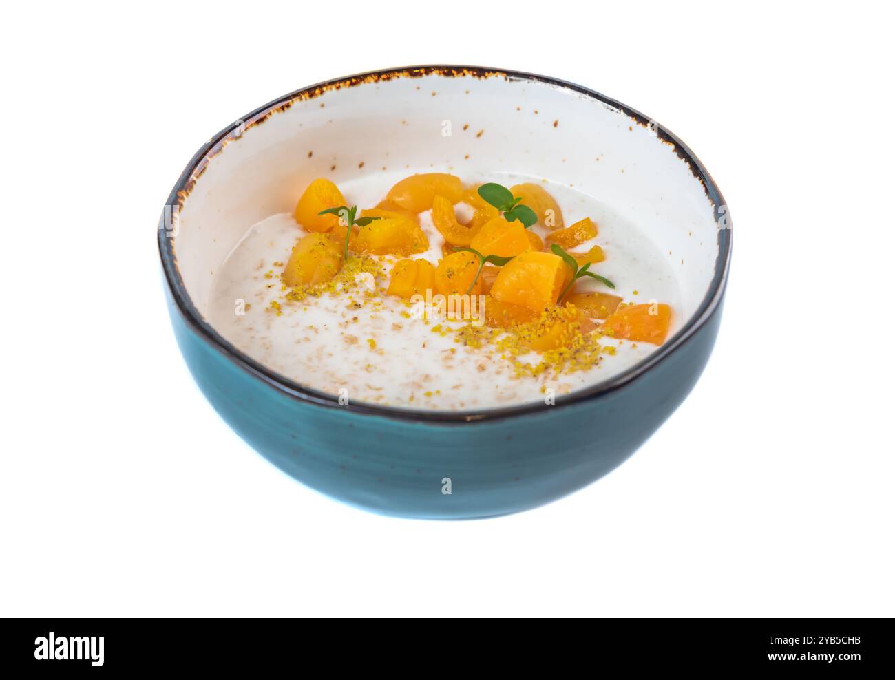 Flocons d'avoine au lait servis avec abricot frais sur fond blanc vue de dessus Banque D'Images