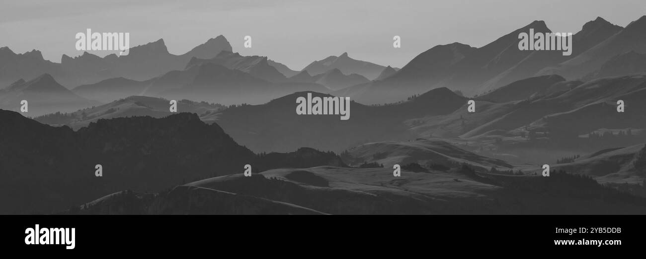 Chaînes de montagnes vues du Mont Niesen, Suisse, Europe Banque D'Images