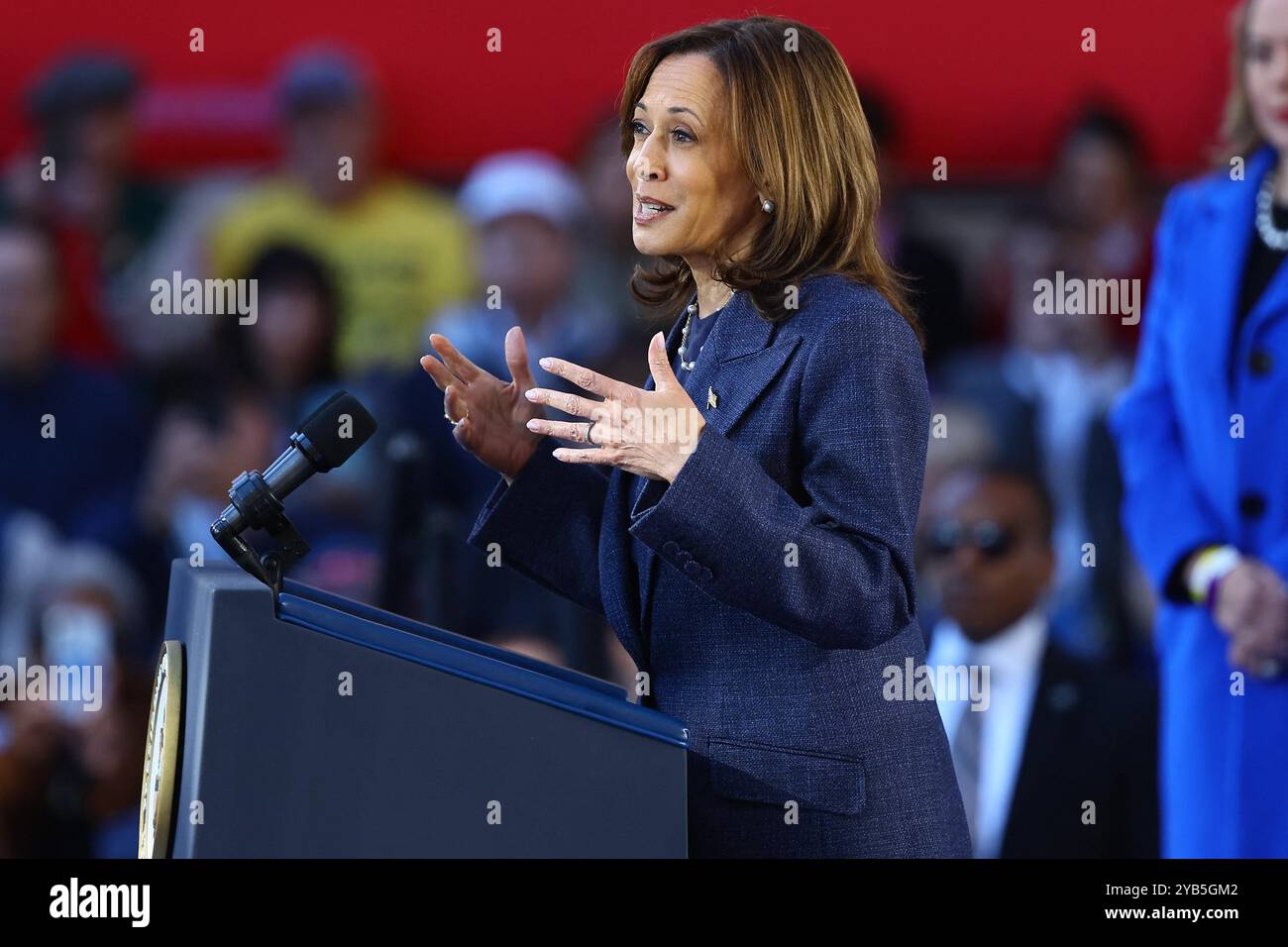 Washington Crossing, États-Unis. 16 octobre 2024. Le vice-président Kamala Harris, candidat du Parti démocrate à la présidence des États-Unis, apparaît lors d'un événement de campagne au Washington Crossing Historic Park le mercredi 16 octobre 2024 ; à Philadelphie, en Pennsylvanie. Photo de Saquan Stimpson/CNP/ABACAPRESS. COM Credit : Abaca Press/Alamy Live News Banque D'Images