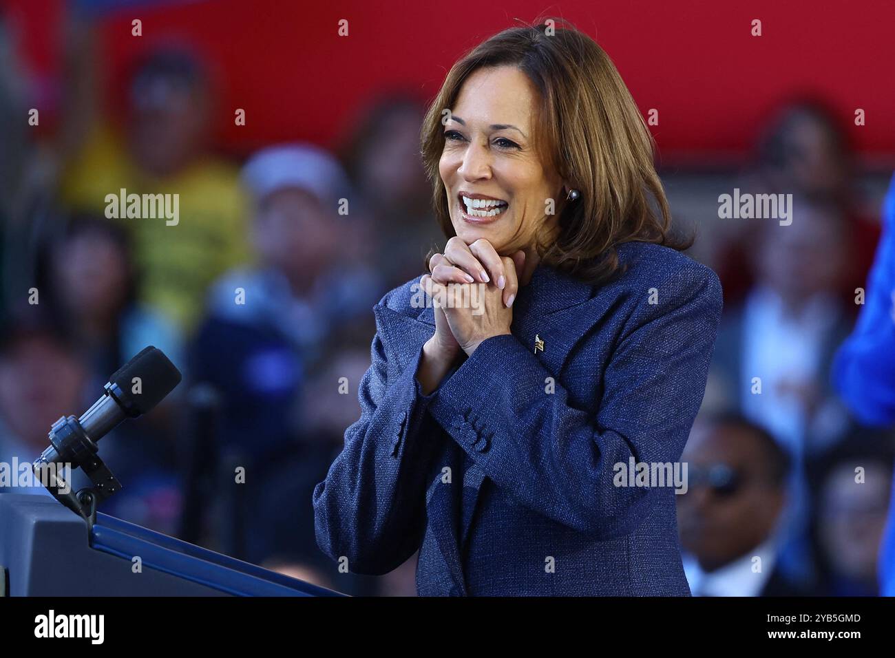 Washington Crossing, États-Unis. 16 octobre 2024. Le vice-président Kamala Harris, candidat du Parti démocrate à la présidence des États-Unis, apparaît lors d'un événement de campagne au Washington Crossing Historic Park le mercredi 16 octobre 2024 ; à Philadelphie, en Pennsylvanie. Photo de Saquan Stimpson/CNP/ABACAPRESS. COM Credit : Abaca Press/Alamy Live News Banque D'Images