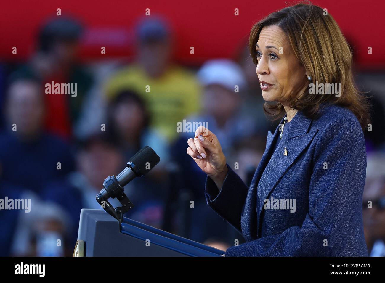 Washington Crossing, États-Unis. 16 octobre 2024. Le vice-président Kamala Harris, candidat du Parti démocrate à la présidence des États-Unis, apparaît lors d'un événement de campagne au Washington Crossing Historic Park le mercredi 16 octobre 2024 ; à Philadelphie, en Pennsylvanie. Photo de Saquan Stimpson/CNP/ABACAPRESS. COM Credit : Abaca Press/Alamy Live News Banque D'Images