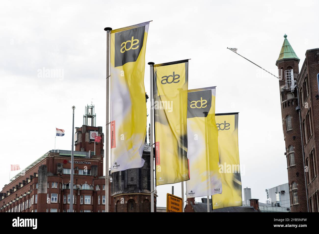 Amsterdam, pays-Bas. Hissé des drapeaux pour l'événement ADE à Amsterdam. ANP / Hollandse Hoogte / Dylan Nieuwland pays-bas Out - belgique Out Banque D'Images