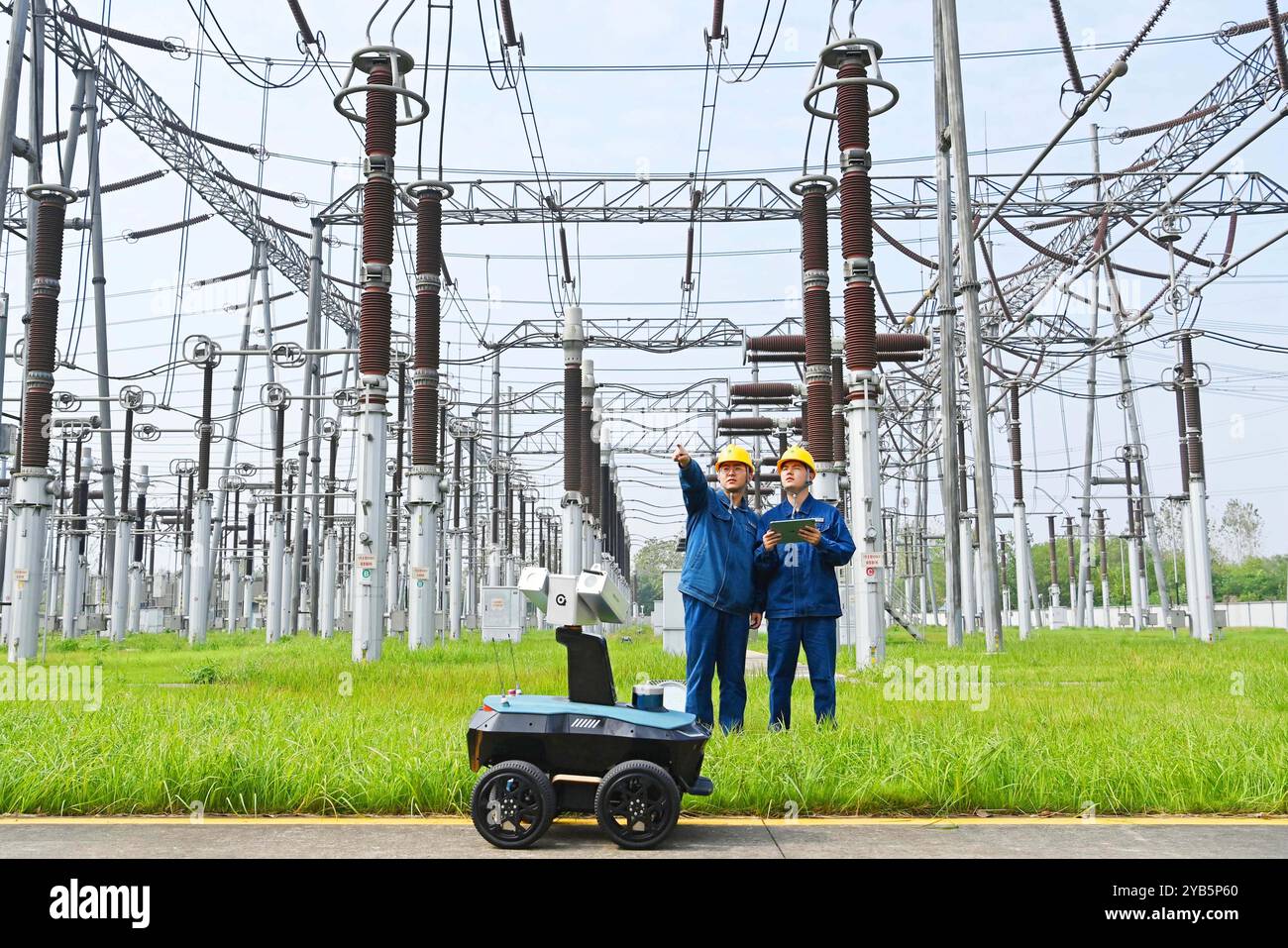 CHUZHOU, CHINE - 17 OCTOBRE 2024 - le personnel d'exploitation et de maintenance de l'énergie utilise des chiens robotisés intelligents pour réaliser des sp. Intelligents en trois dimensions Banque D'Images