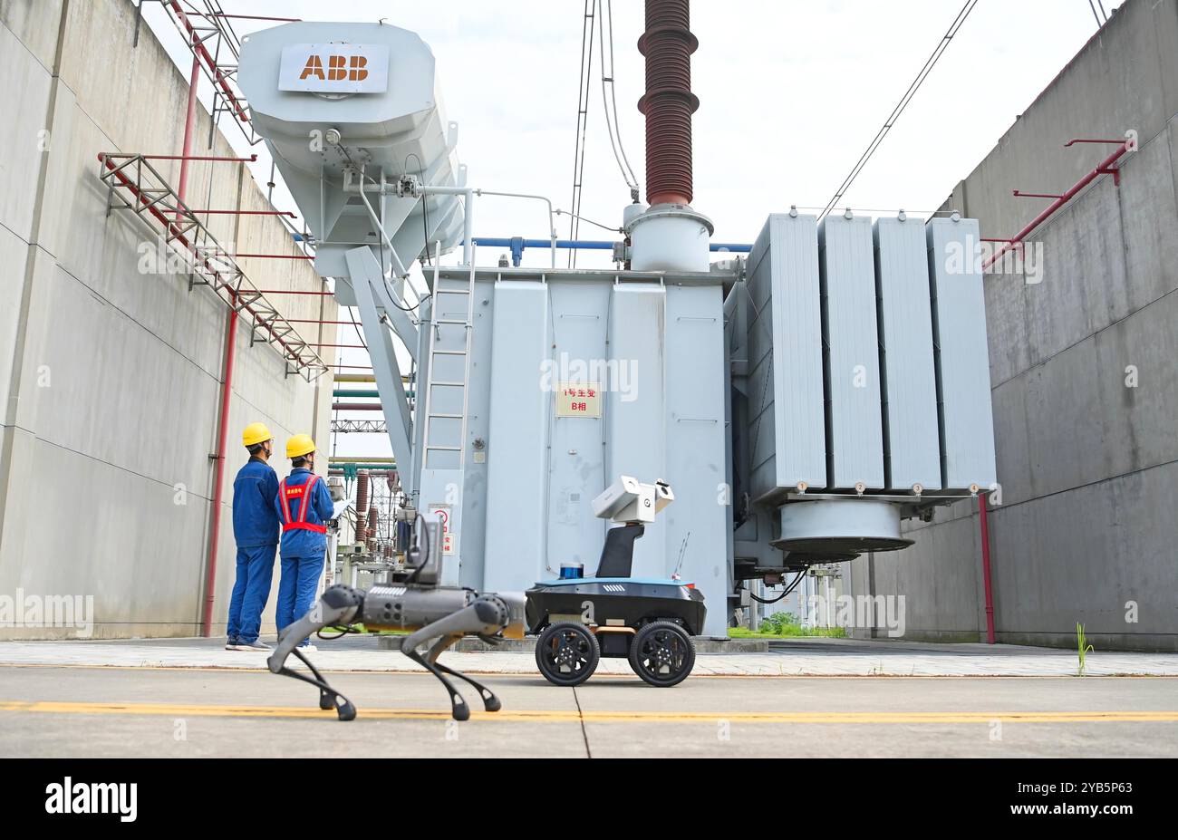 CHUZHOU, CHINE - 17 OCTOBRE 2024 - le personnel d'exploitation et de maintenance de l'énergie utilise des chiens robotisés intelligents pour réaliser des sp. Intelligents en trois dimensions Banque D'Images