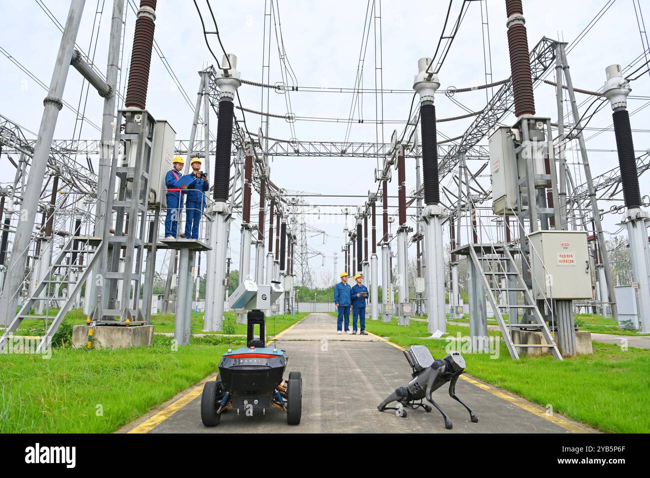 CHUZHOU, CHINE - 17 OCTOBRE 2024 - le personnel d'exploitation et de maintenance de l'énergie utilise des chiens robotisés intelligents pour réaliser des sp. Intelligents en trois dimensions Banque D'Images