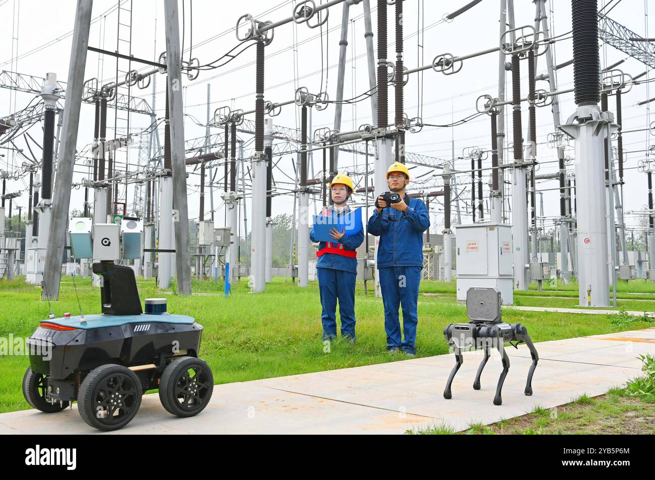 CHUZHOU, CHINE - 17 OCTOBRE 2024 - le personnel d'exploitation et de maintenance de l'énergie utilise des chiens robotisés intelligents pour réaliser des sp. Intelligents en trois dimensions Banque D'Images