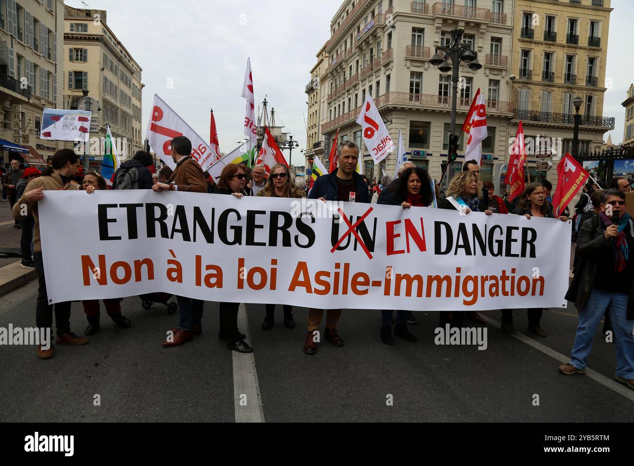 Une manifestation a lieu à Marseille pour demander au gouvernement français d’améliorer la situation des demandeurs d’asile et des réfugiés en assouplissant et en accélérant les procédures d’asile et en réduisant le temps de traitement des recours. Les participants ont également demandé la fin du rejet des demandeurs d’asile dont les empreintes digitales ont été prises dans d’autres pays, et un meilleur accès aux logements sociaux pour les réfugiés Banque D'Images