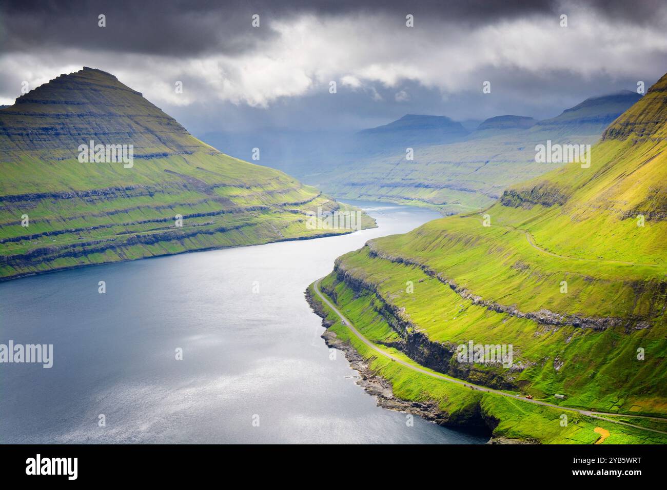 Funningsfjørður - un des fjords les plus profonds des îles Féroé. Vue depuis le point de vue Hvíthamar Banque D'Images