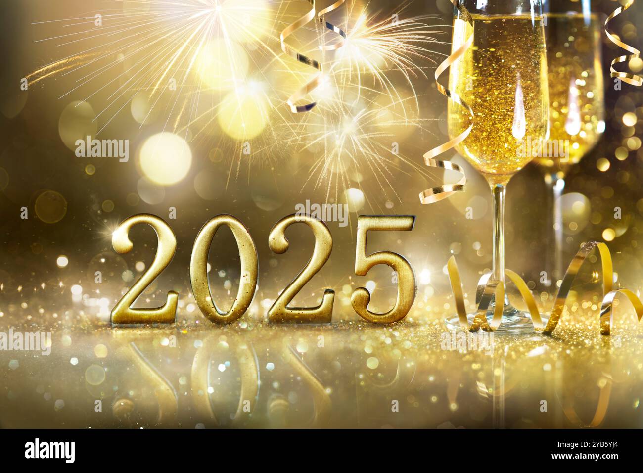 2025 - célébration du nouvel an - numéros d'or avec champagne Banque D'Images