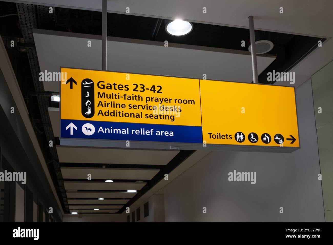 Signalisation de l'aéroport pour la salle de prière et zone de secours des animaux, Heathrow, Londres, Angleterre Banque D'Images