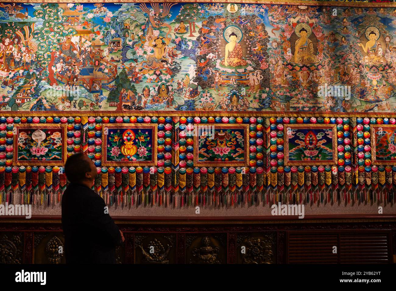 Tongren, China.16th octobre 2024. Le journaliste a visité l'Académie de peinture Renjun dans la ville de Tongren, préfecture autonome tibétaine de Huangnan, province chinoise du Qinghai, le 16 octobre 2024. Regong art comprend des peintures, sculptures, broderies, motifs, décoration architecturale, etc Le plus représentatif est Thangka compris Crédit : Xue Di/China News Service/Alamy Live News Banque D'Images