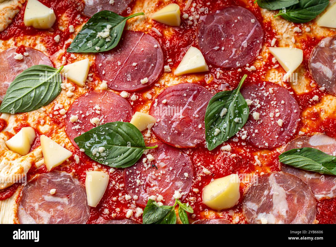 Pizza pepperoni gros plan avec basilic avant la cuisson au four. Arrière-plan. Toutes les formes de menu et bannière. Photo de haute qualité Banque D'Images