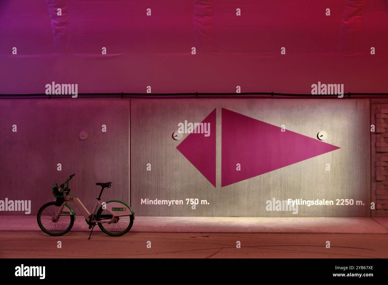 Bergen vélo de ville dans le tunnel cyclable de Fyllingsdalen de 3 km de long, Bergen, Norvège, le plus long tunnel cycliste / piéton construit à cet effet au monde. Banque D'Images