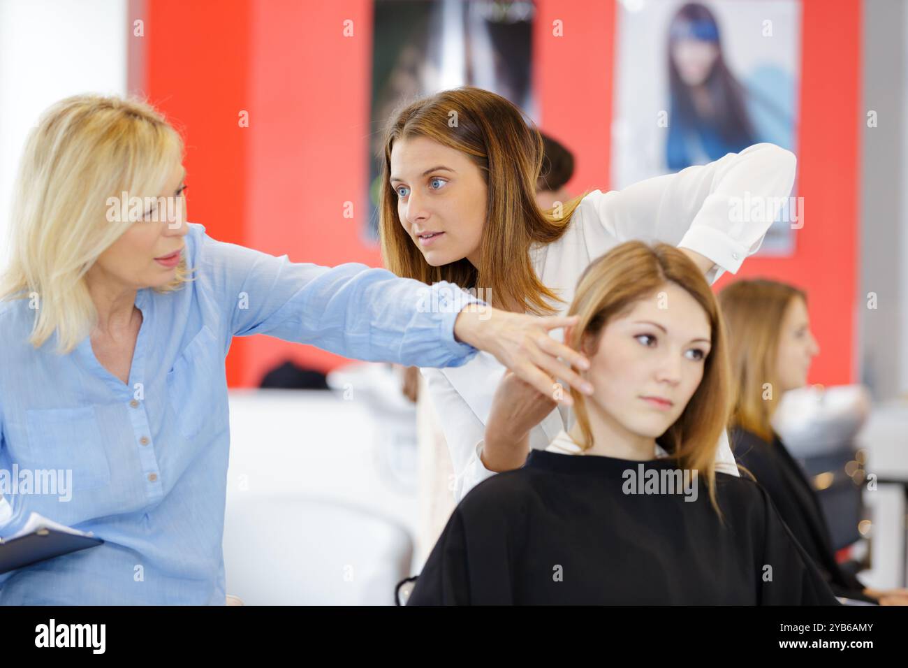 apprenti salon feale encadré par un expert Banque D'Images