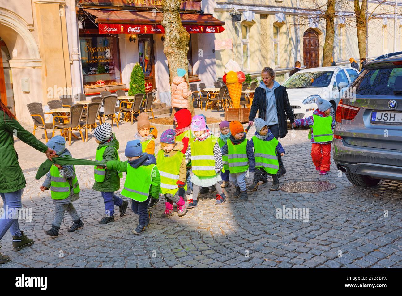Vilnius, Lituanie - 17 juin 2015 : Les enfants de la maternelle sont allés en promenade le long de la rue Pilies street dans la partie historique de l'ancienne TCI Banque D'Images