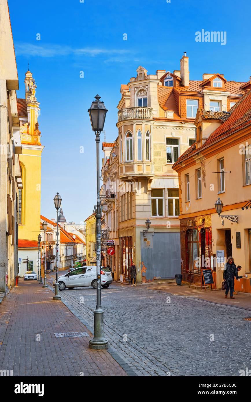 Vilnius, Lituanie - 17 juin 2015 : Portes de l'aube est une rue dans la partie historique de la vieille ville de Klaipeda. La Lituanie. Banque D'Images