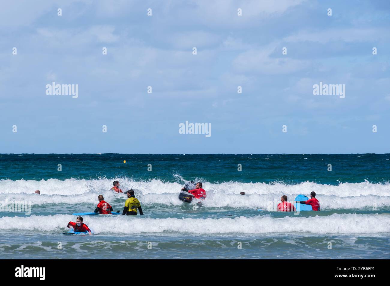 Les novices de surf ont une leçon de surf avec un instructeur du NQY Activity Centre à Towan Beach à Newquay en Cornouailles au Royaume-Uni. Banque D'Images