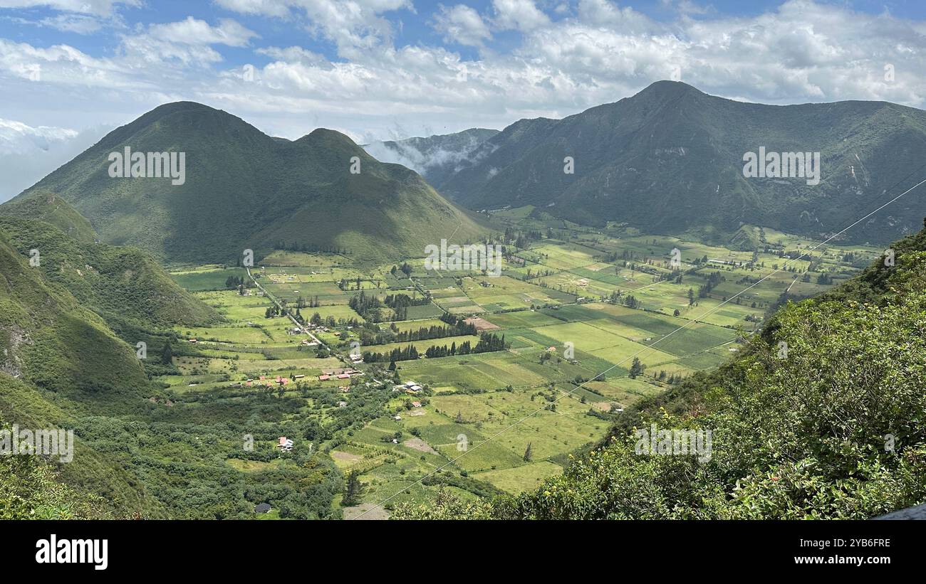 Le complexe du volcan Pululahua est situé dans la province de Pichincha, presque sur la ligne de l'Équateur au nord de Quito. Banque D'Images Le complexe du volcan Pululahua est situé dans la province de Pichincha, presque sur la ligne de l'Équateur au nord de Quito. Banque D'Images