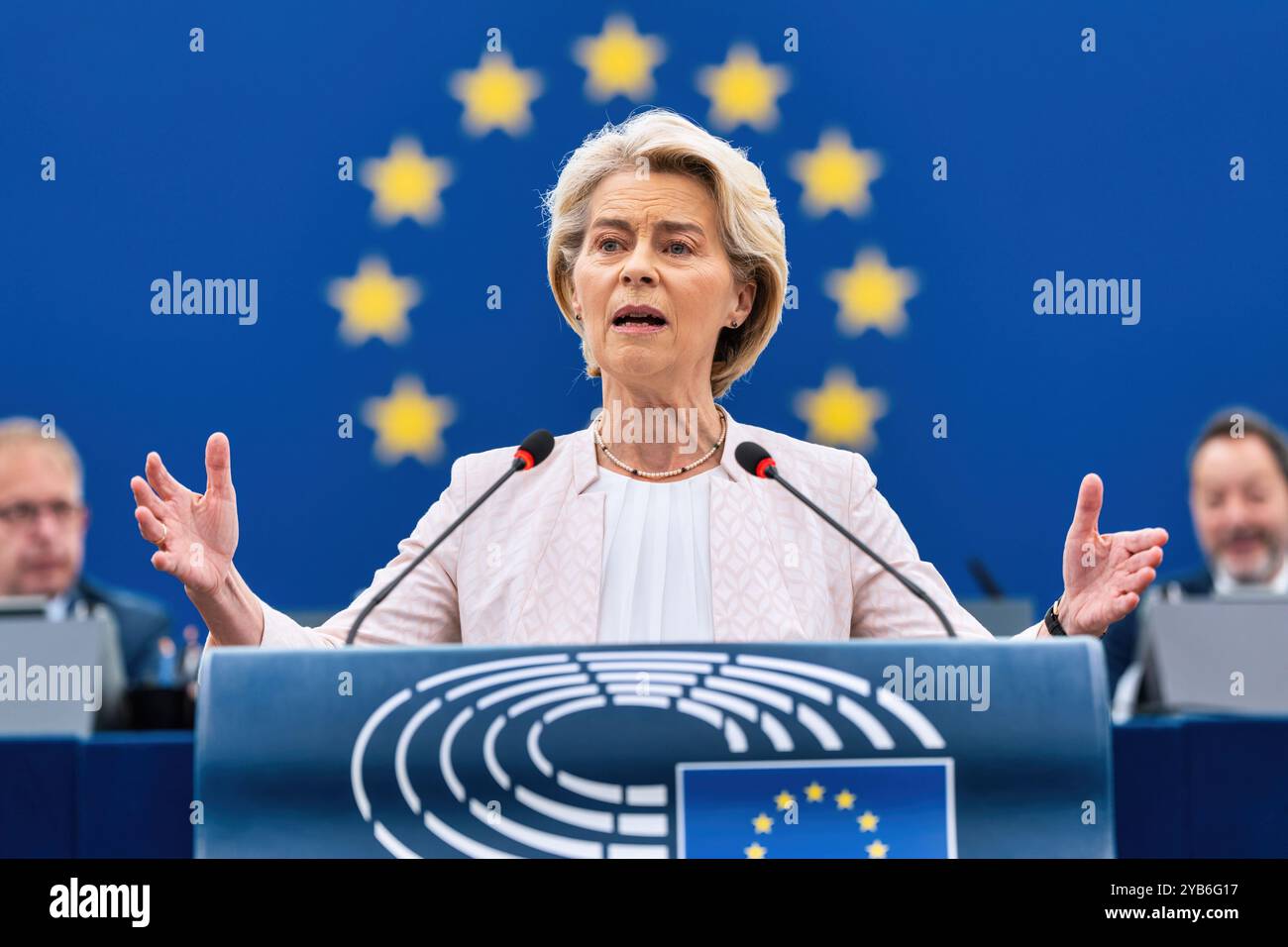 Strasbourg, France - 18 juillet 2024 : Ursula von Der Leyen parle dans des microphones au Parlement européen (CC-BY-4,0 : Union européenne 2023 source: Banque D'Images